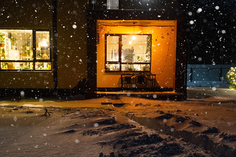 Wohnhaus im Winter mit zuverlässiger Heizölversorgung bei Schnee