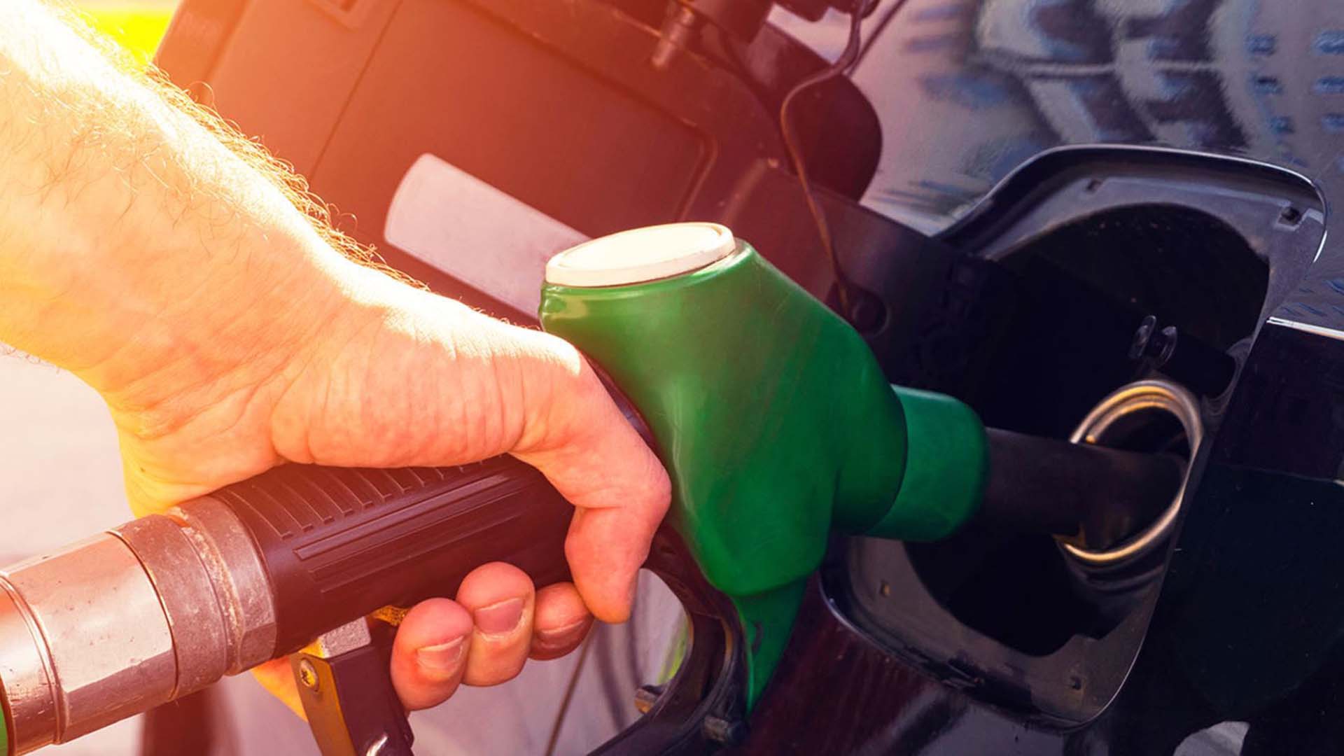 Kraftstoffzapfsäule bei Dieselbetankung an moderner Tankstelle für gewerbliche Flotten