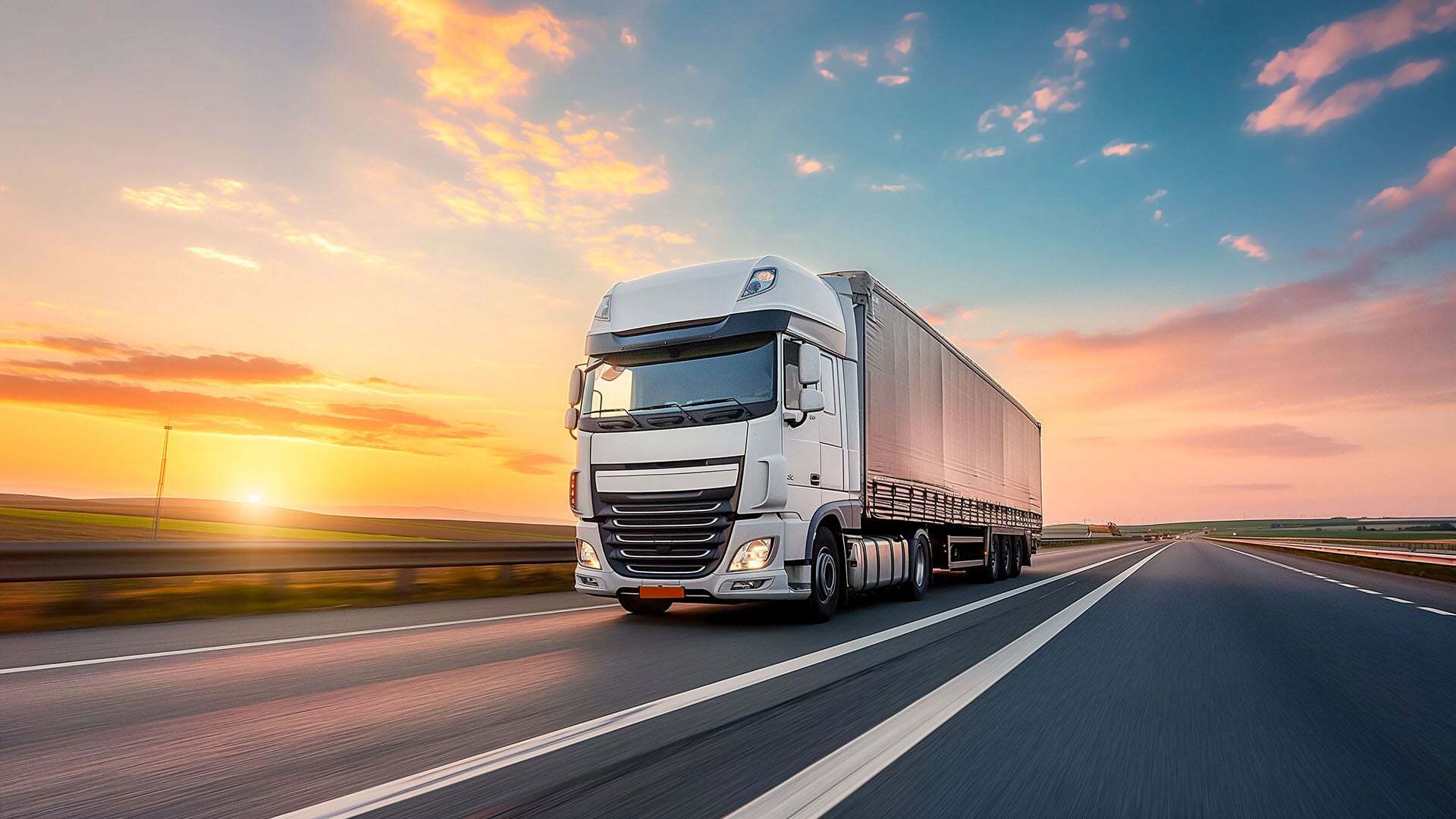 Lkw im Fernverkehr nutzt HVO100 als emissionsärmeren Dieselkraftstoff auf Autobahn