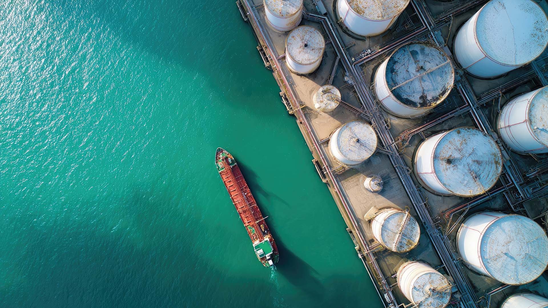 Tanker an Marine-Terminal mit Versorgungssystem für Schiffskraftstoffe