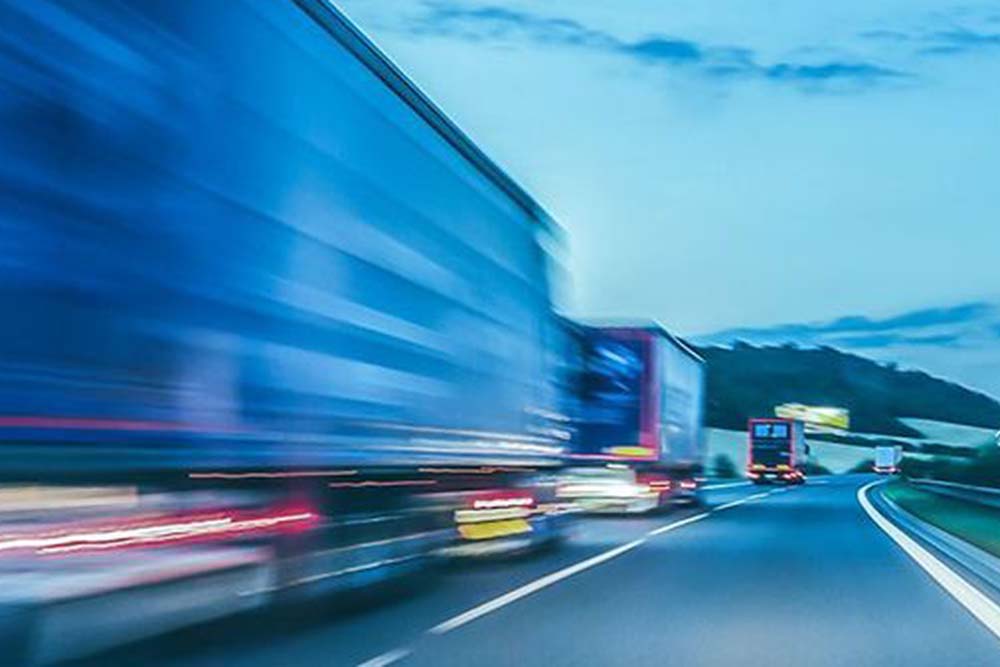 Pelletlieferung mit modernem LKW über regionale Logistik